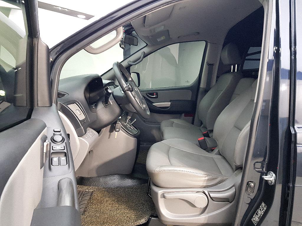 Hyundai Starex 2WD Van Smart 8