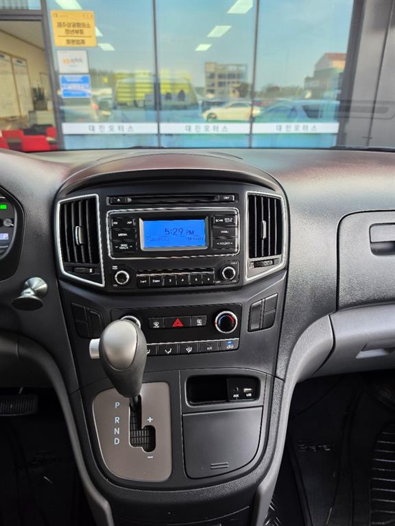 Hyundai Starex 2WD Van Modern 10