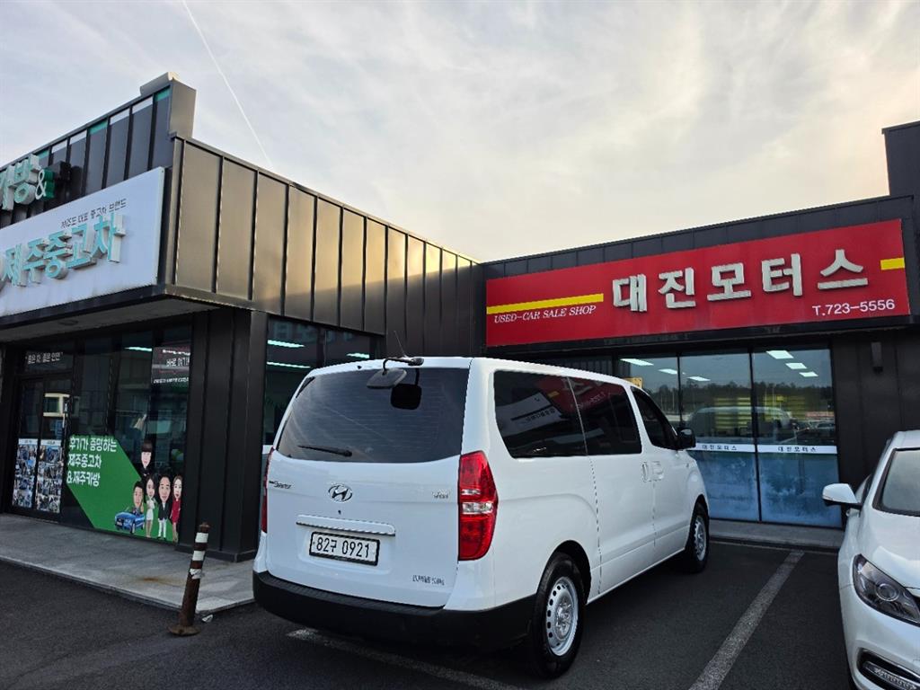 Hyundai Starex 2WD Van Modern 5