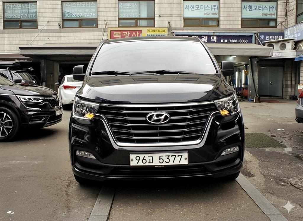 Hyundai Starex 2WD Van Smart 2