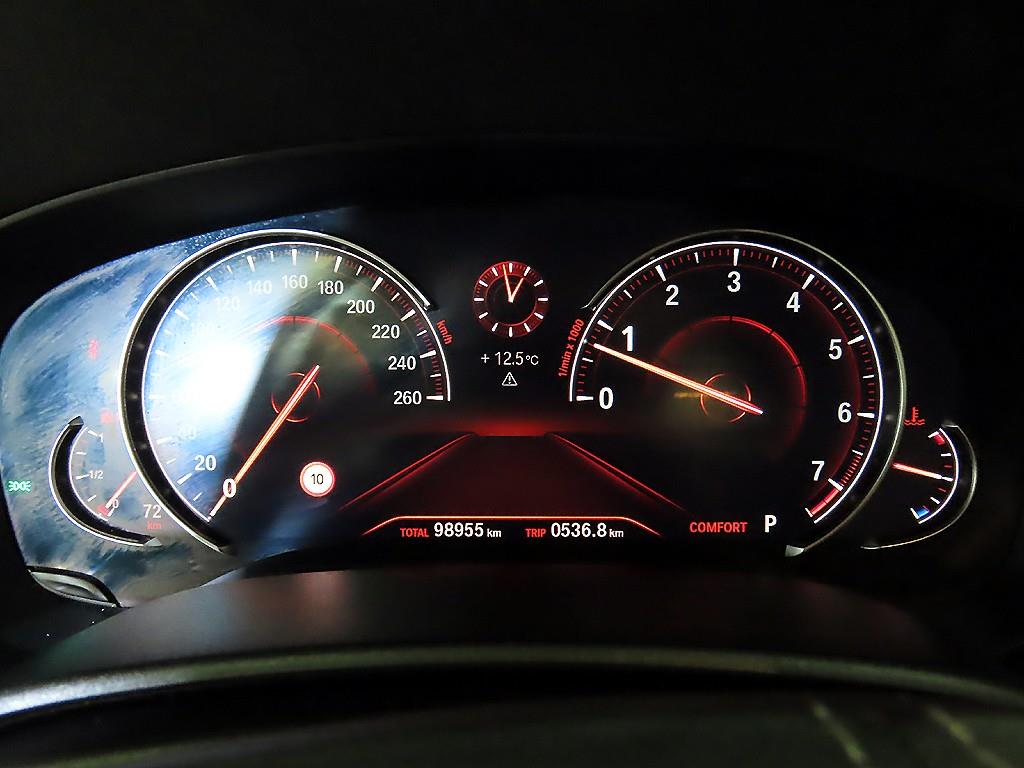 BMW 5 Series 520i Luxury 10