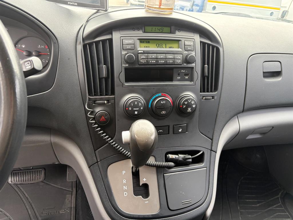 Hyundai Starex CVX Deluxe 9