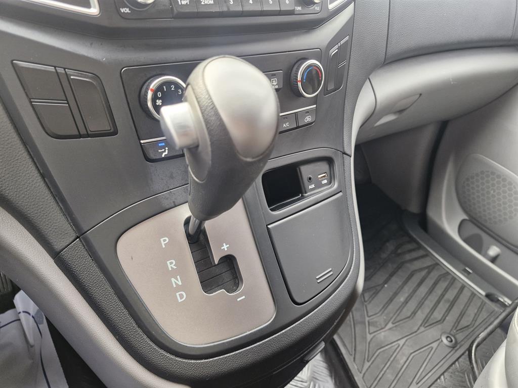 Hyundai Starex 2WD Van Style 9