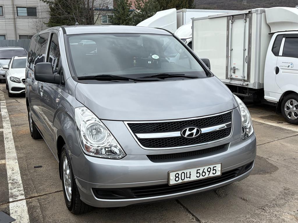 Hyundai Starex CVX Deluxe 4