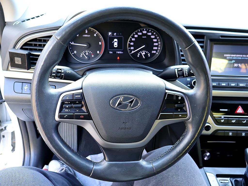 Hyundai Avante 1.6 e-VGT Smart 9