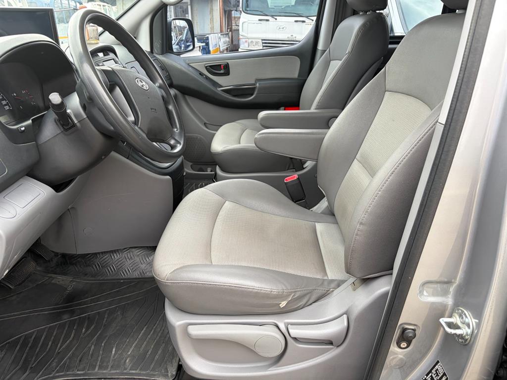 Hyundai Starex CVX Deluxe 10