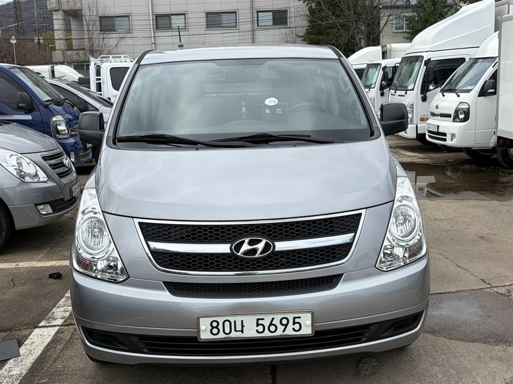 Hyundai Starex CVX Deluxe 3