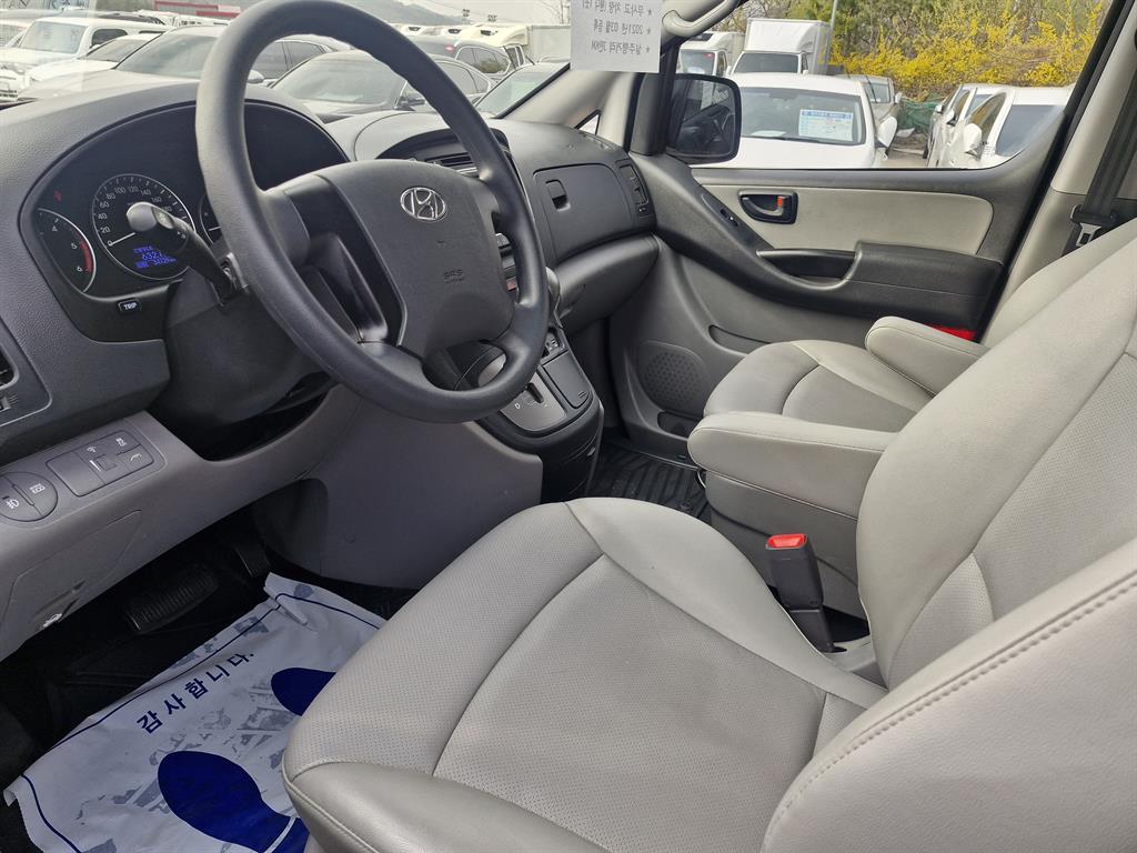 Hyundai Starex 2WD Van Style 5