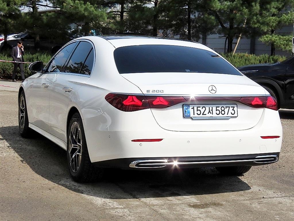 Mercedes-Benz E-Class E200 Avantgarde 4