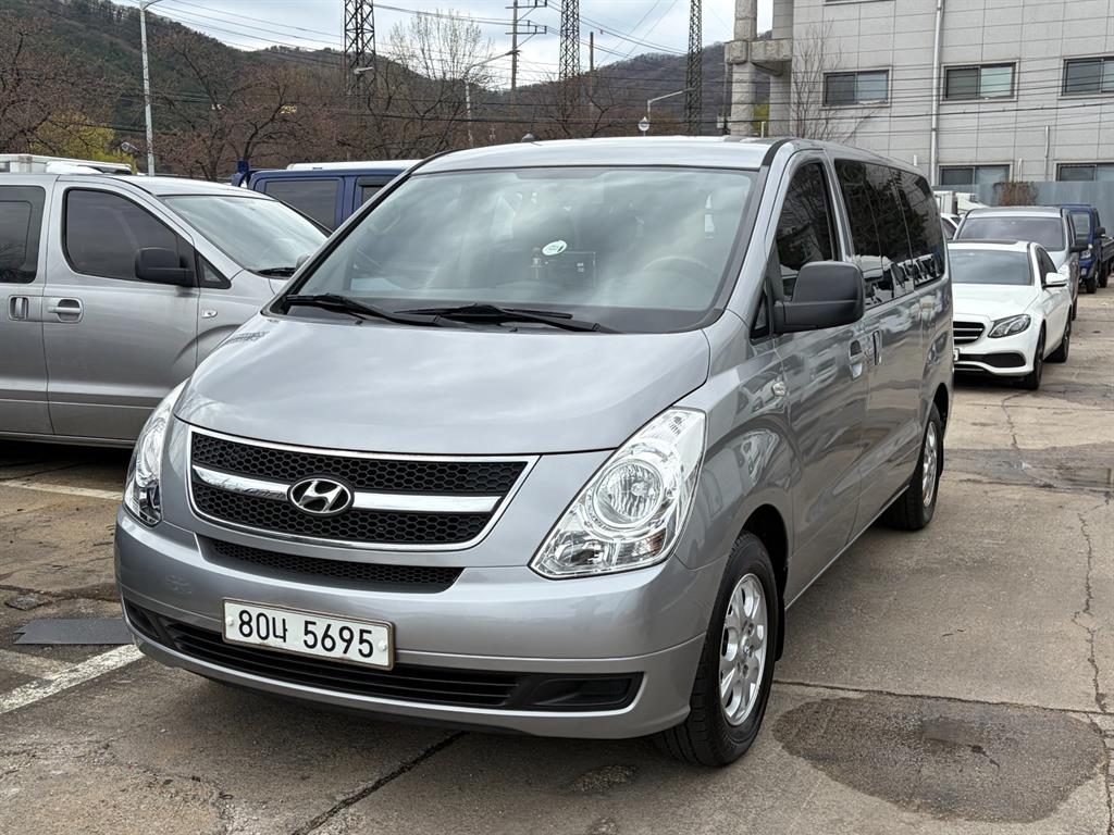 Hyundai Starex CVX Deluxe 2