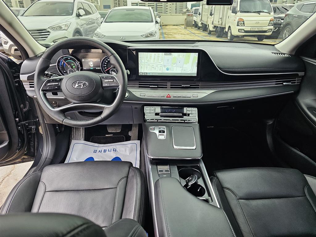 Hyundai Grandeur Premium 8