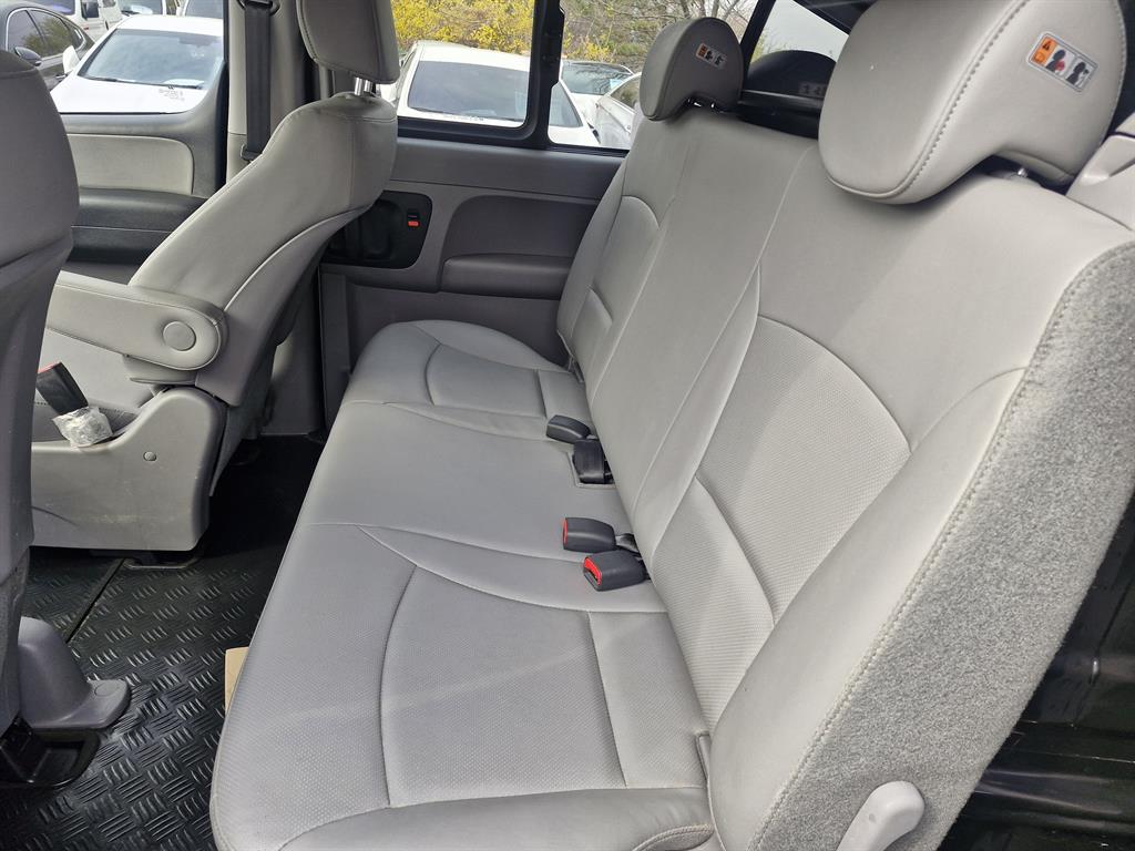 Hyundai Starex 2WD Van Style 4