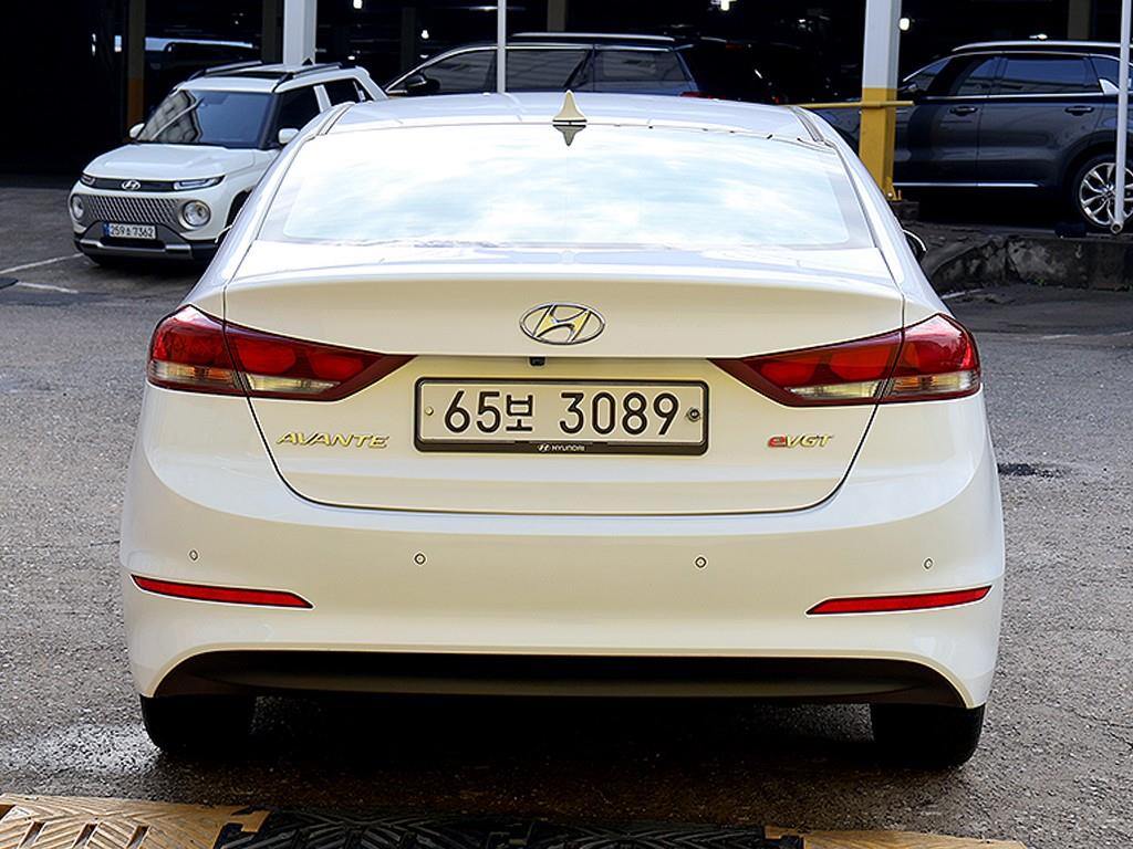 Hyundai Avante 1.6 e-VGT Smart 4