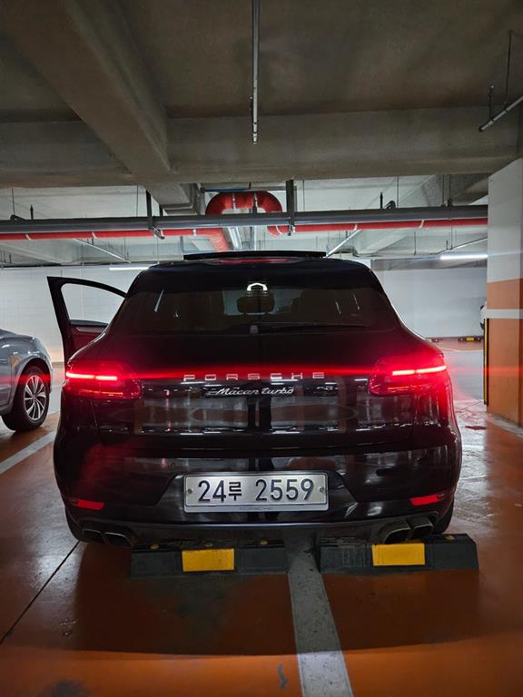Porsche Macan Gasoline 3.6 Turbo 9