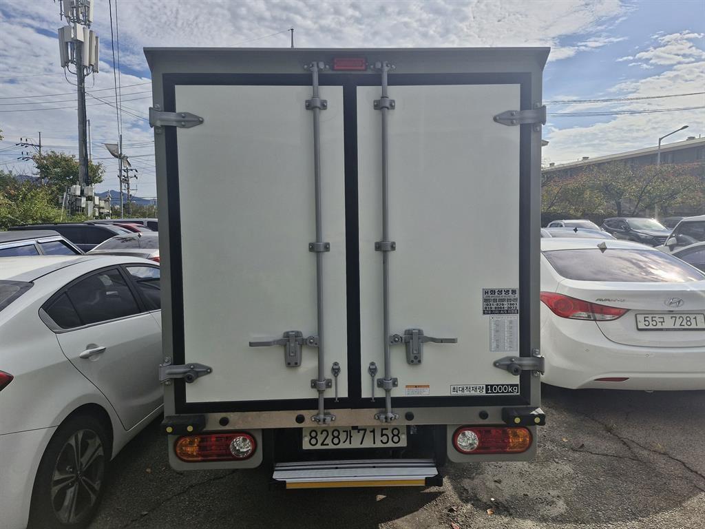 Hyundai Porter Super Cab/ Long Wheelbase/ Twin Comp Smart 4