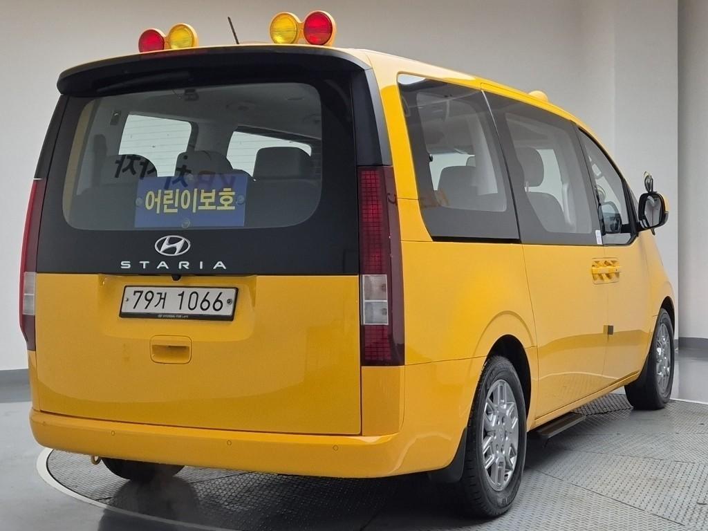 Hyundai Staria 4
