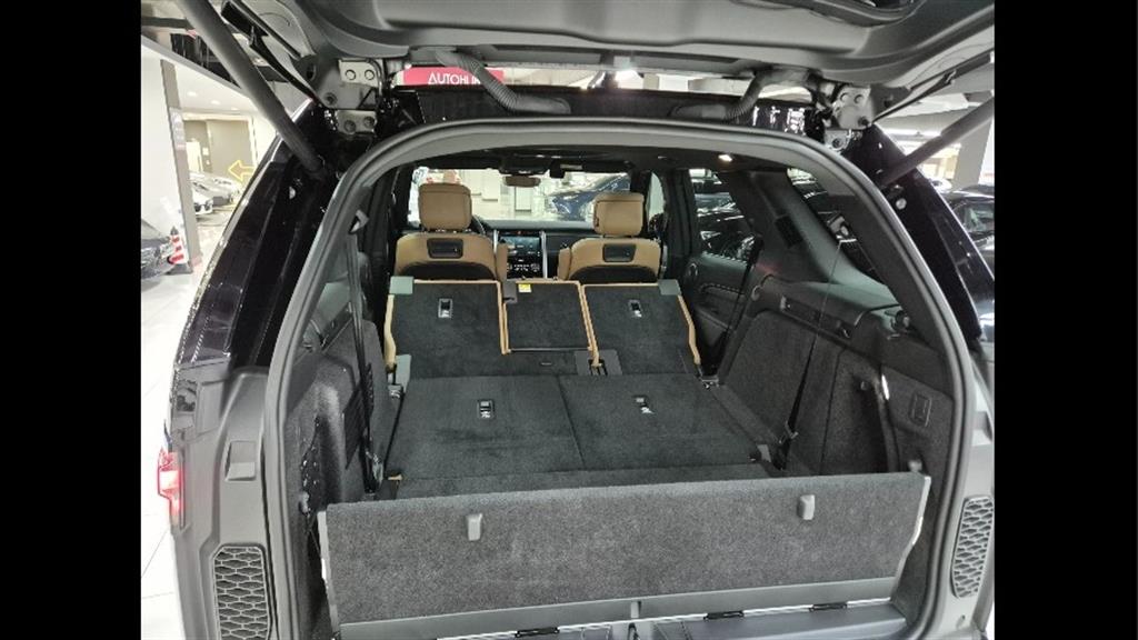 Land Rover Discovery P360 Dynamic HSE 8