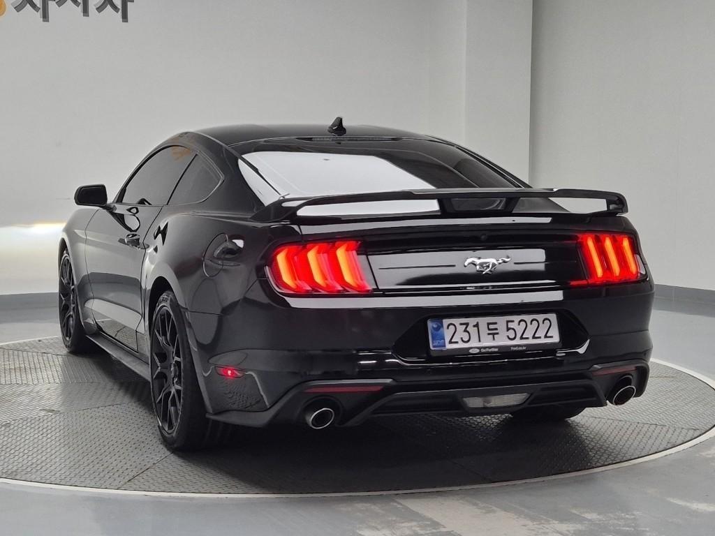 Ford Mustang 2.3 Coupe Premium 4