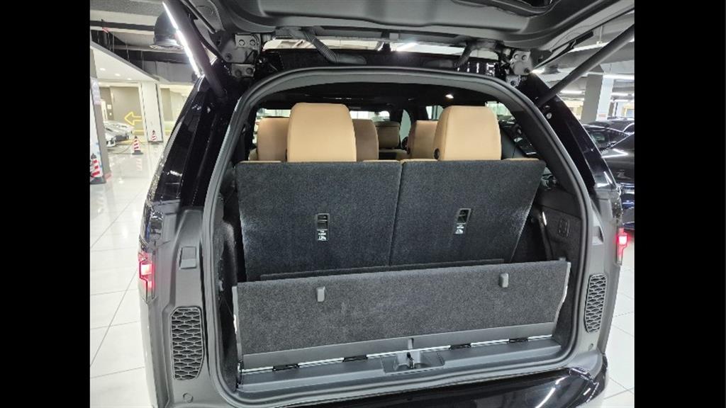 Land Rover Discovery P360 Dynamic HSE 7