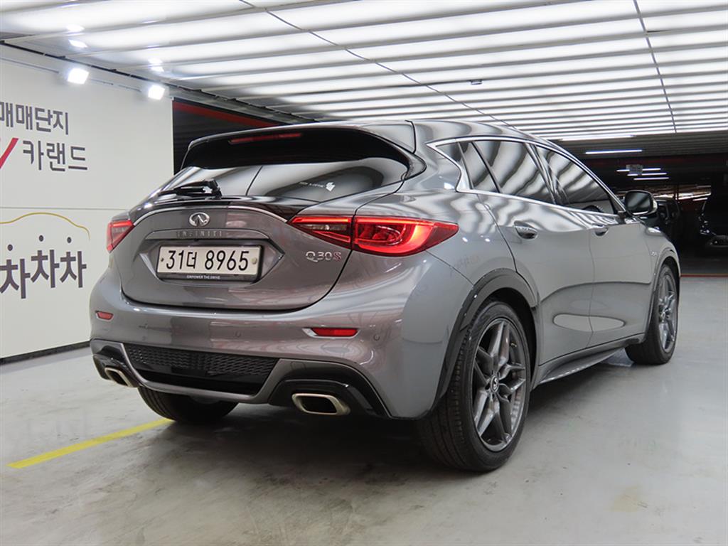 Infiniti Q30 2.0 Sport Essential 5