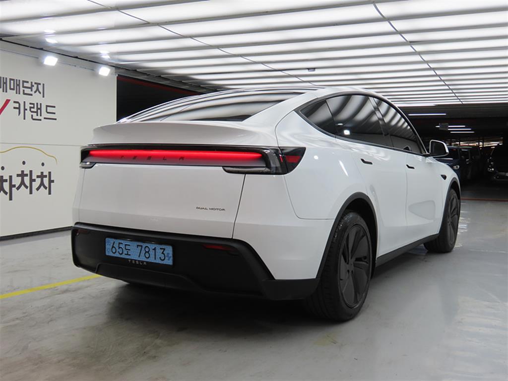 Tesla Model Y Long Range 5