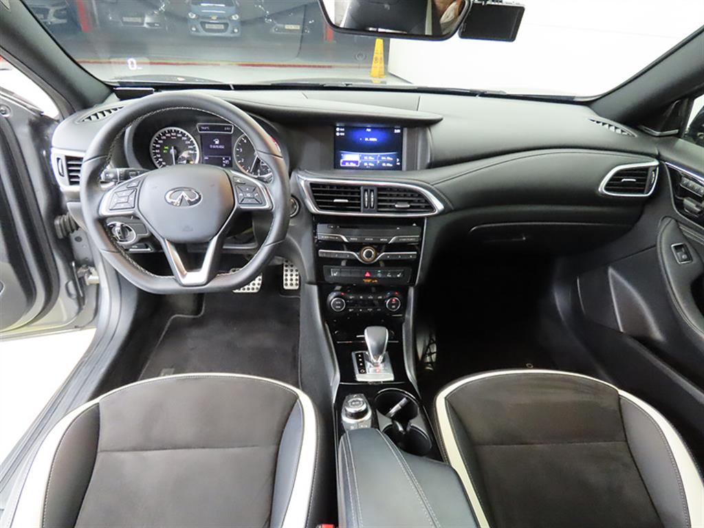 Infiniti Q30 2.0 Sport Essential 8