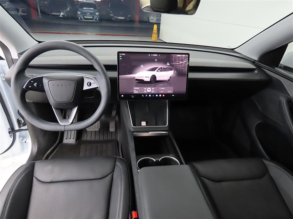 Tesla Model Y Long Range 8
