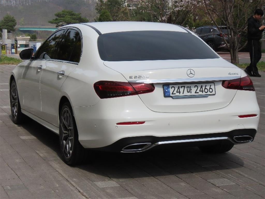 Mercedes-Benz E-Class E220d 4MATIC AMG Line 5