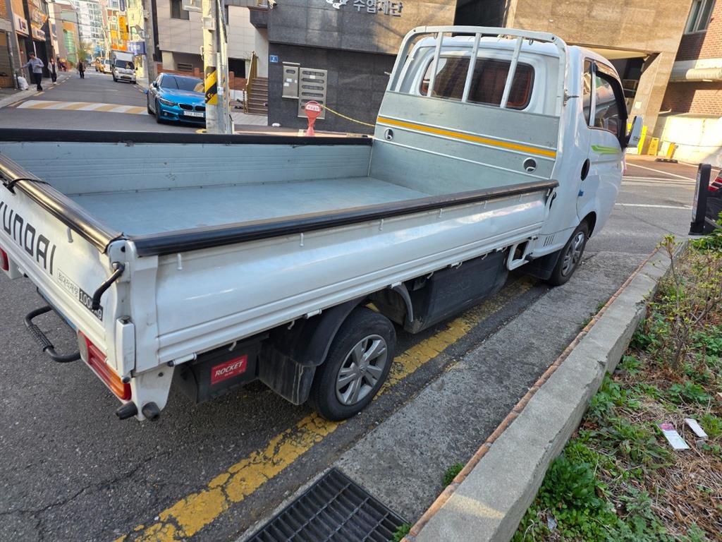 Hyundai Porter 1.0 Ton/ Super Cab/ Long Wheelbase/ Premium Special 4