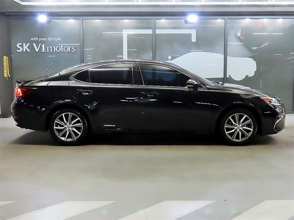 Lexus ES New 300h Supreme 10
