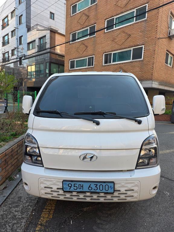 Hyundai Porter 1.0 Ton/ Super Cab/ Long Wheelbase/ Premium Special