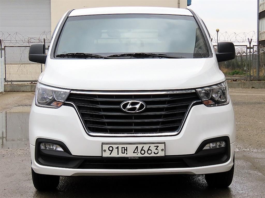 Hyundai Starex 2WD Van Smart