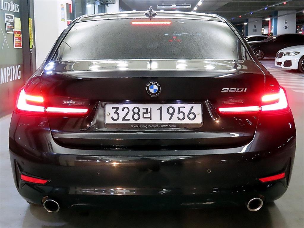 BMW 3 Series 320i — фото 5