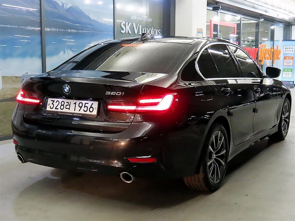 BMW 3 Series 320i — фото 4