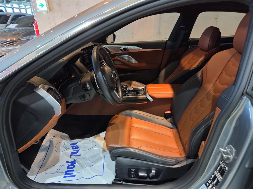 BMW 8 Series M850i xDrive Coupe 9