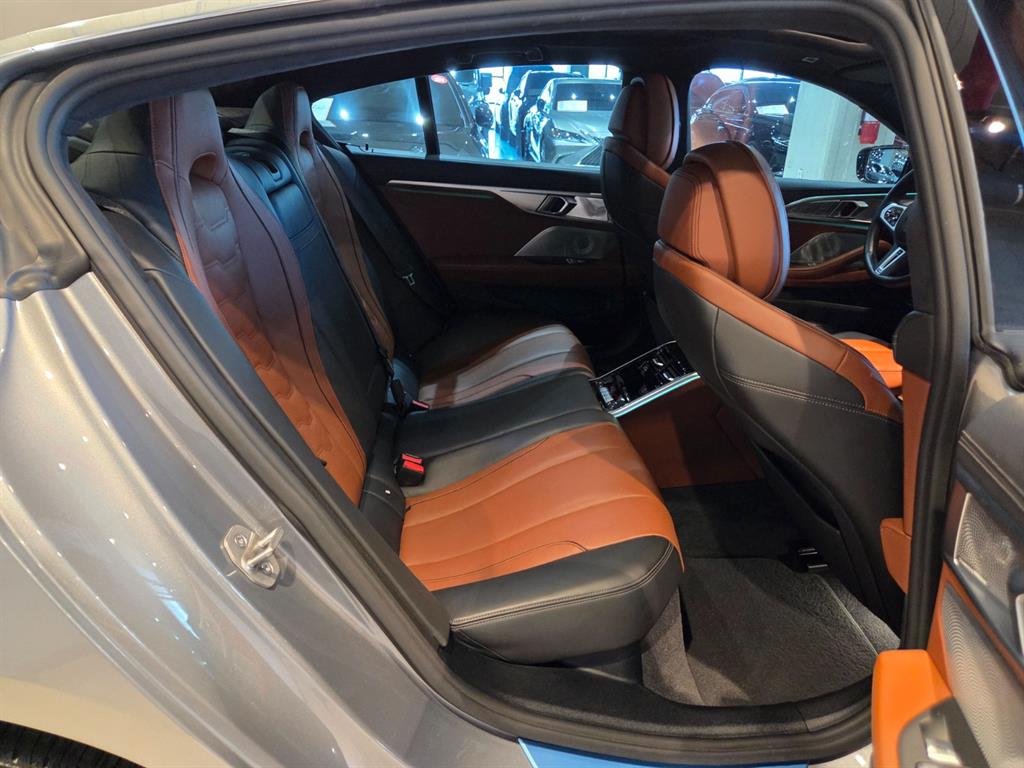 BMW 8 Series M850i xDrive Coupe 10