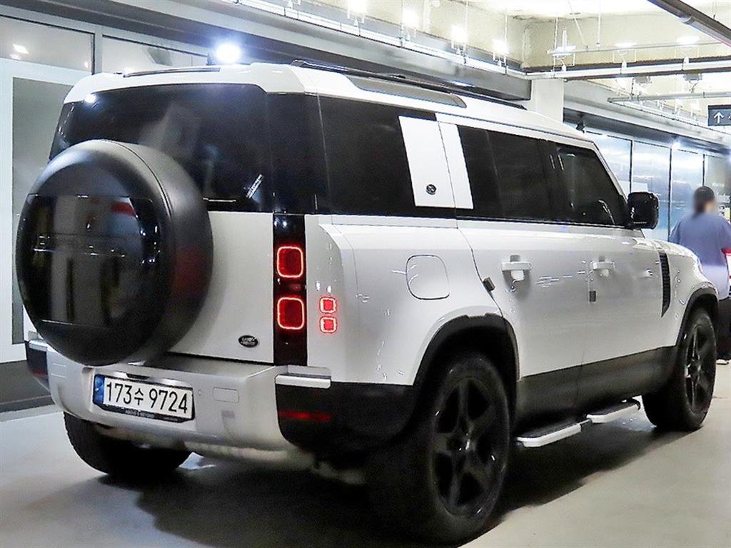 Land Rover Defender 110 D250 SE 5