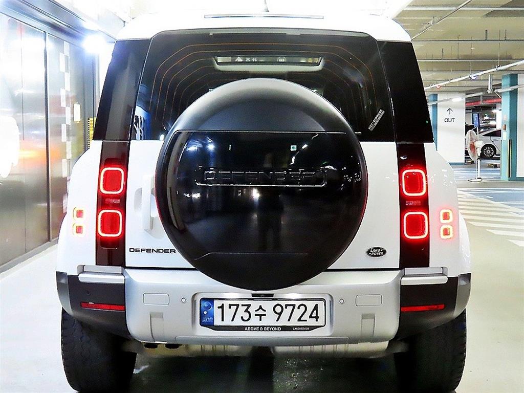 Land Rover Defender 110 D250 SE 6