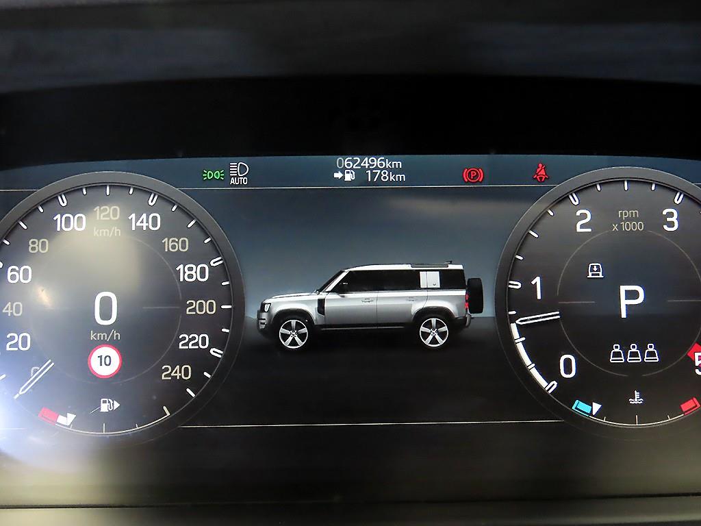 Land Rover Defender 110 D250 SE 10