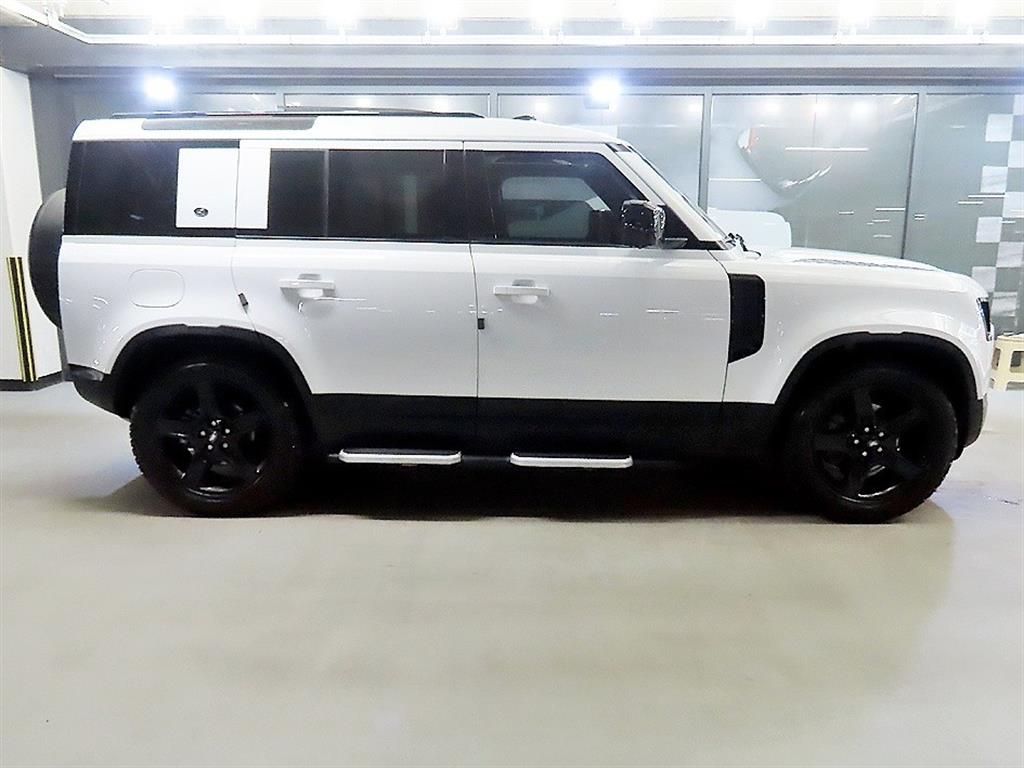 Land Rover Defender 110 D250 SE 4