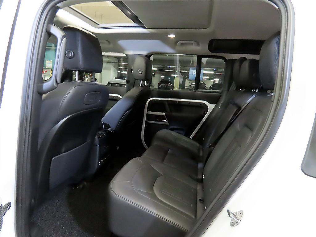 Land Rover Defender 110 D250 SE 8