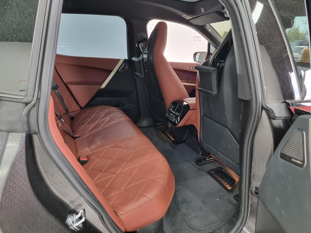BMW X5 M50i 9