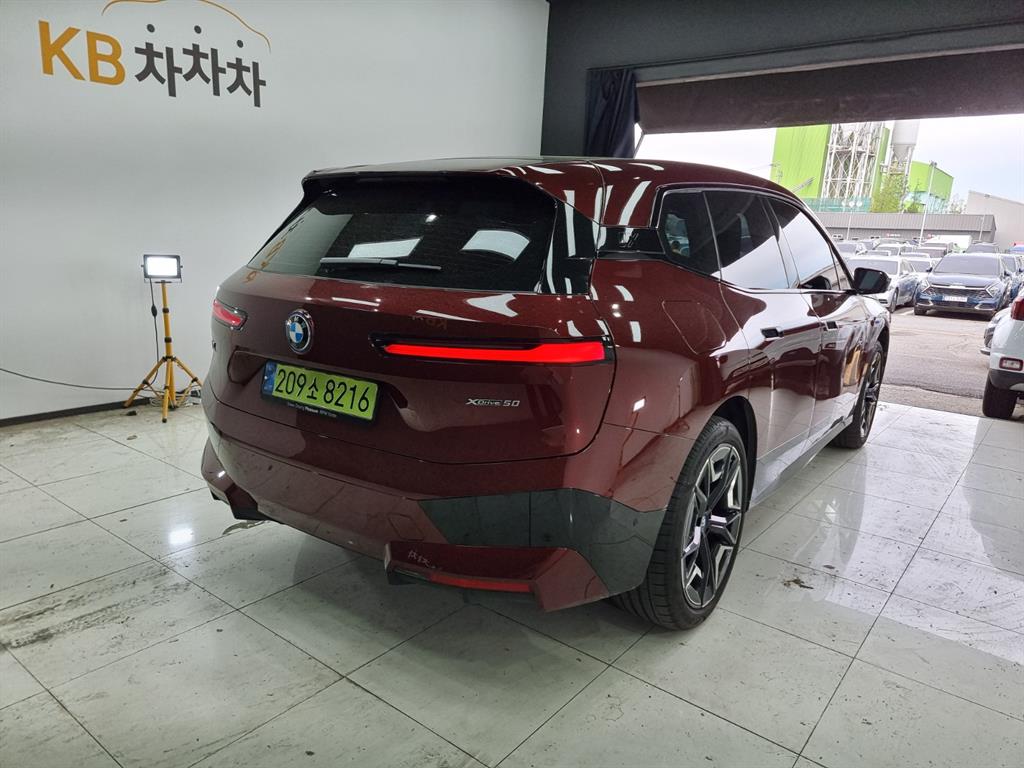 BMW X5 M50i 4