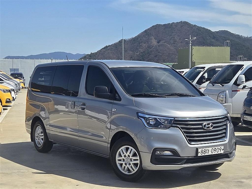 Hyundai Starex 2WD Van Modern