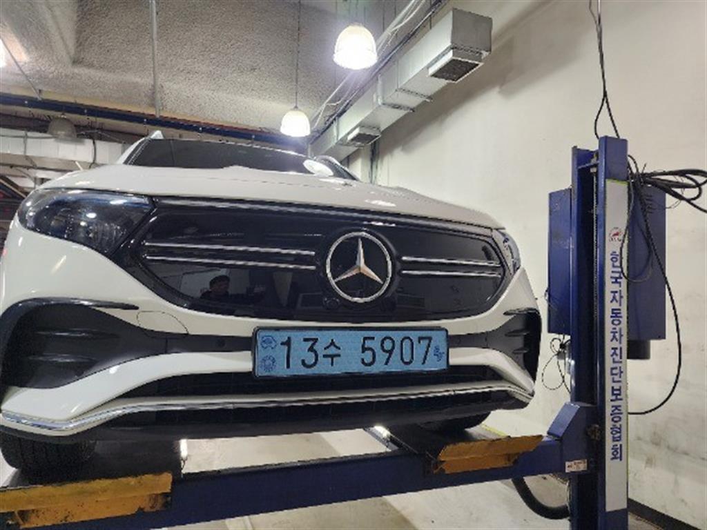 Mercedes-Benz EQB-Class EQB300 4MATIC AMG Line
