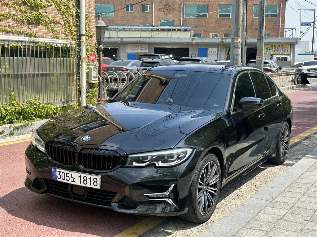 BMW 3 Series 320i Luxury