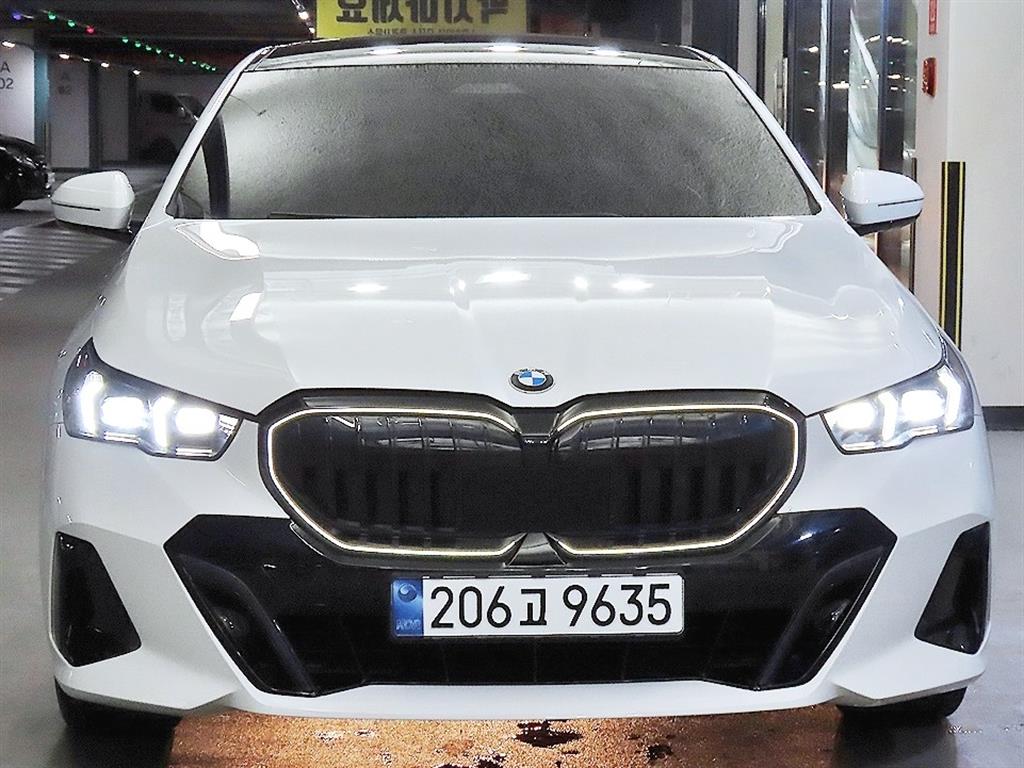 BMW 5시리즈 520i M 스포츠 사진