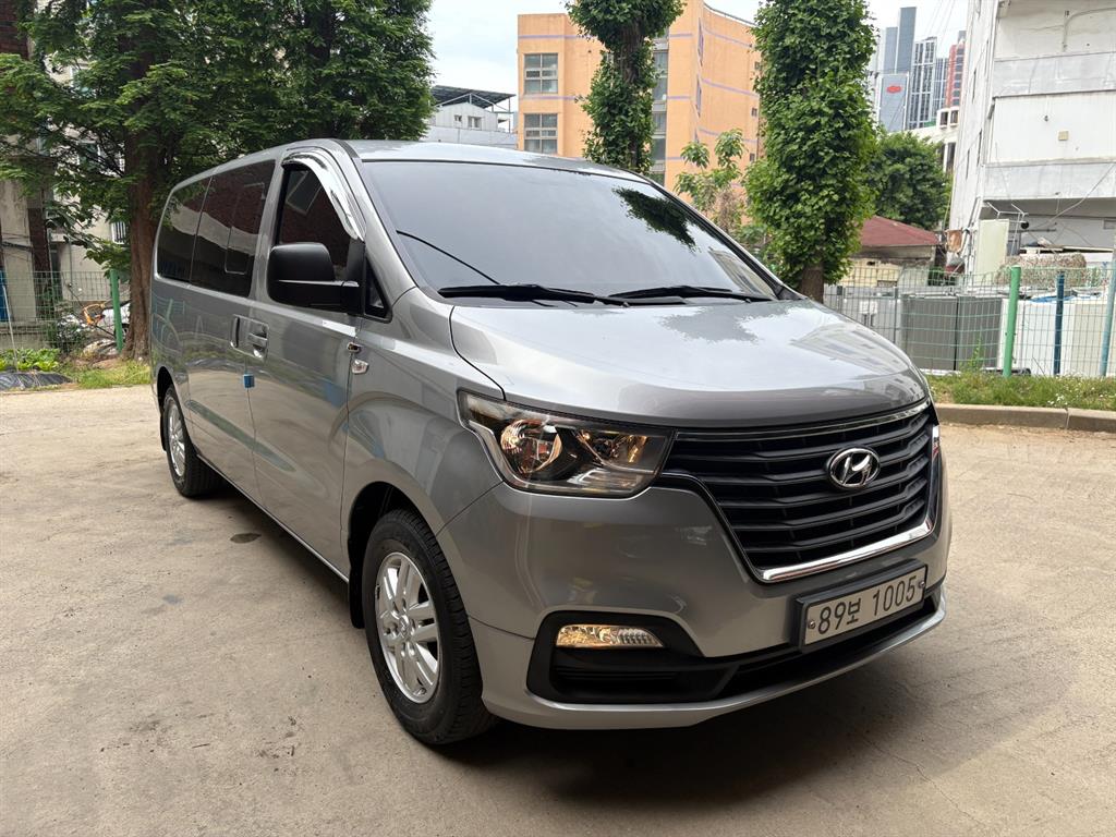 Hyundai Starex 2WD Van Modern