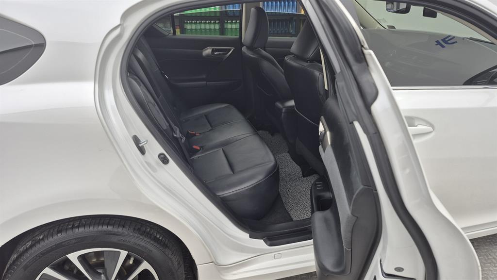Lexus CT200h Supreme 8