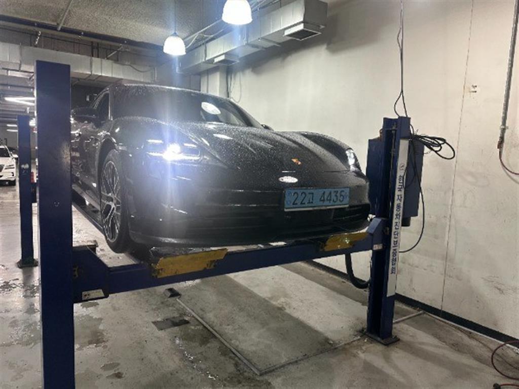 Porsche Taycan Base